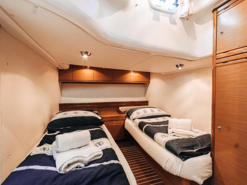 Book yachts online - motorboat - Bavaria 42 HT - HELENA V - rent