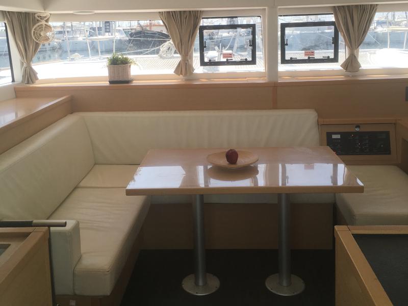 Book yachts online - catamaran - Lagoon 400 S2 - Royal Velvet - rent