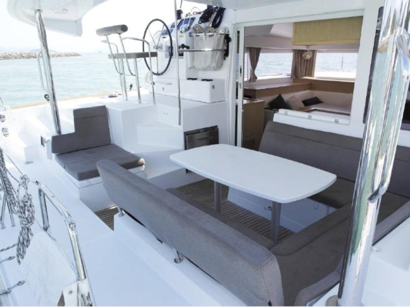 Book yachts online - catamaran - Lagoon 400 S2 - Helios - rent