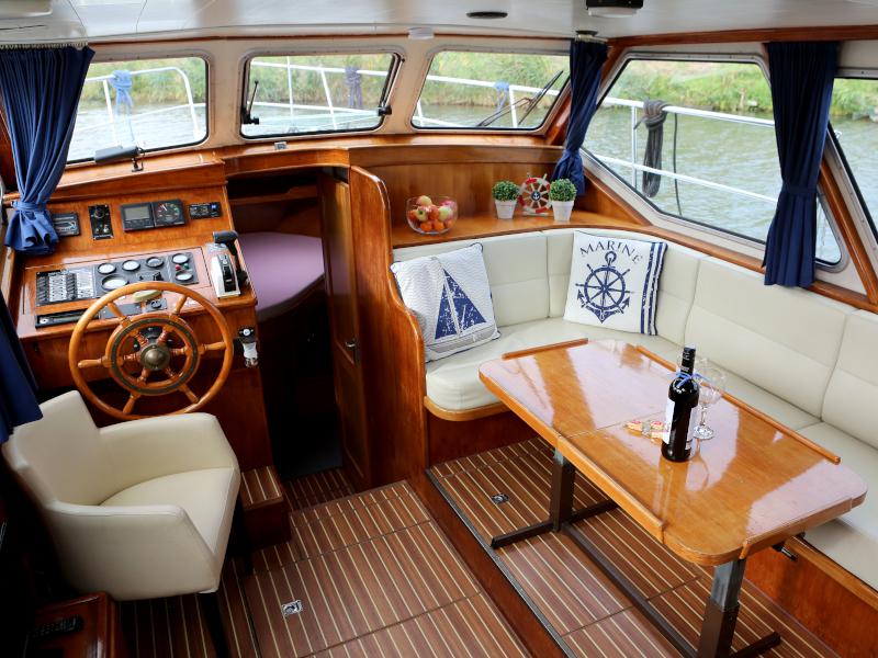 Book yachts online - motorboat - Pedro Solano 33 - Callisto - rent