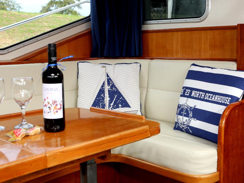 Book yachts online - motorboat - Pedro Solano 33 - Capella - rent