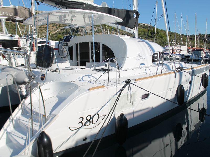Book yachts online - catamaran - Lagoon 380 - mr. t - rent