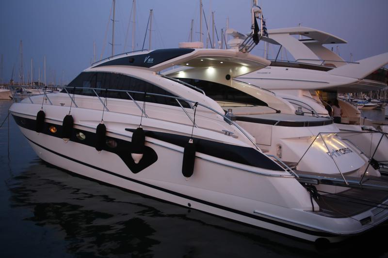 Book yachts online - motorboat - Princess V53 - Princess - rent