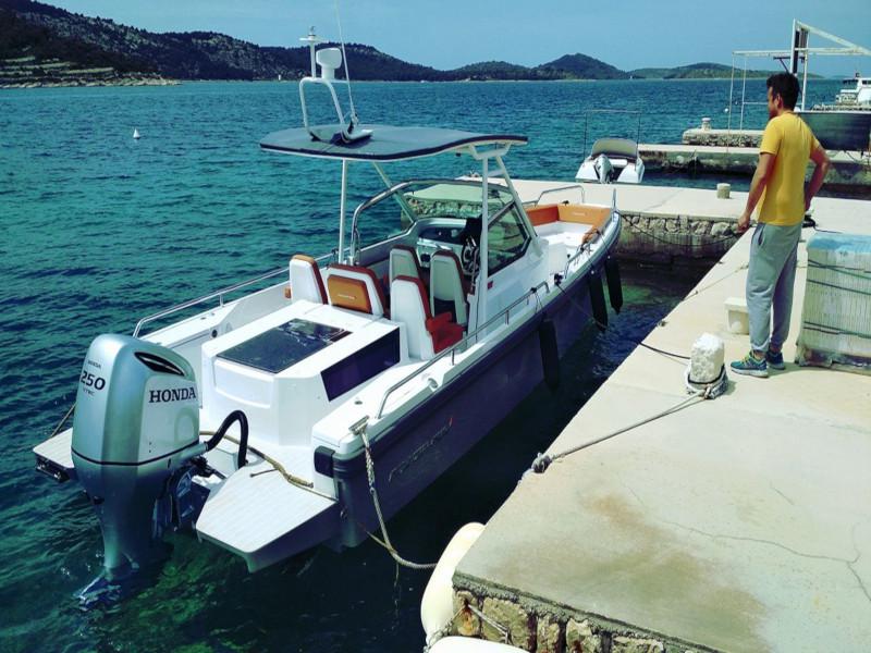 Book yachts online - motorboat - Axopar 28 - La Nina - rent