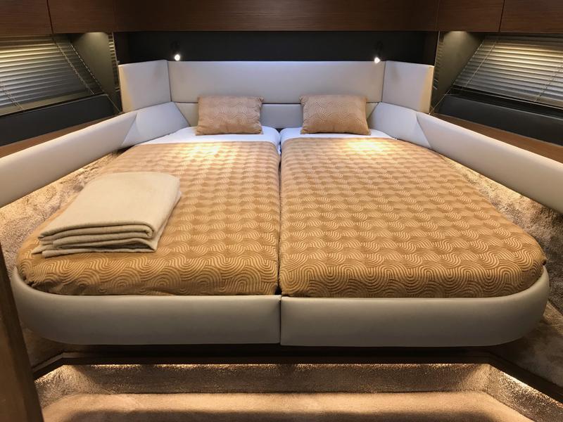 Book yachts online - motorboat - Bavaria R40 Fly - Azaadi - rent