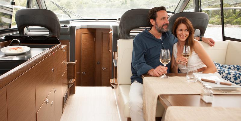 Book yachts online - motorboat - Bavaria R40 Fly - Azaadi - rent