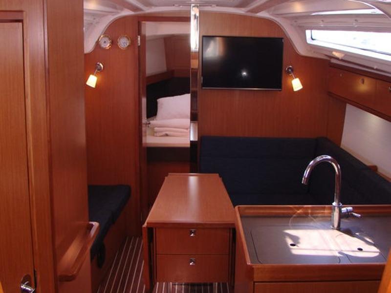 Book yachts online - sailboat - Bavaria Cruiser 37 - 1639 BG - rent