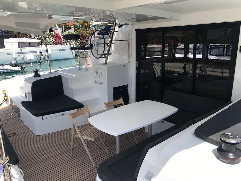 Book yachts online - catamaran - Lagoon 42 owner version - BESO DEL VIENTO - rent