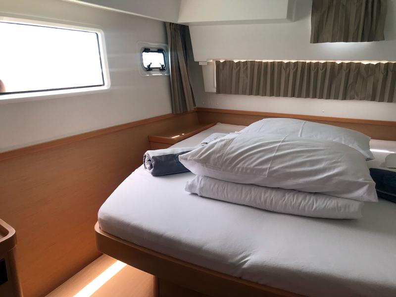 Book yachts online - catamaran - Lagoon 42 owner version - BESO DEL VIENTO - rent