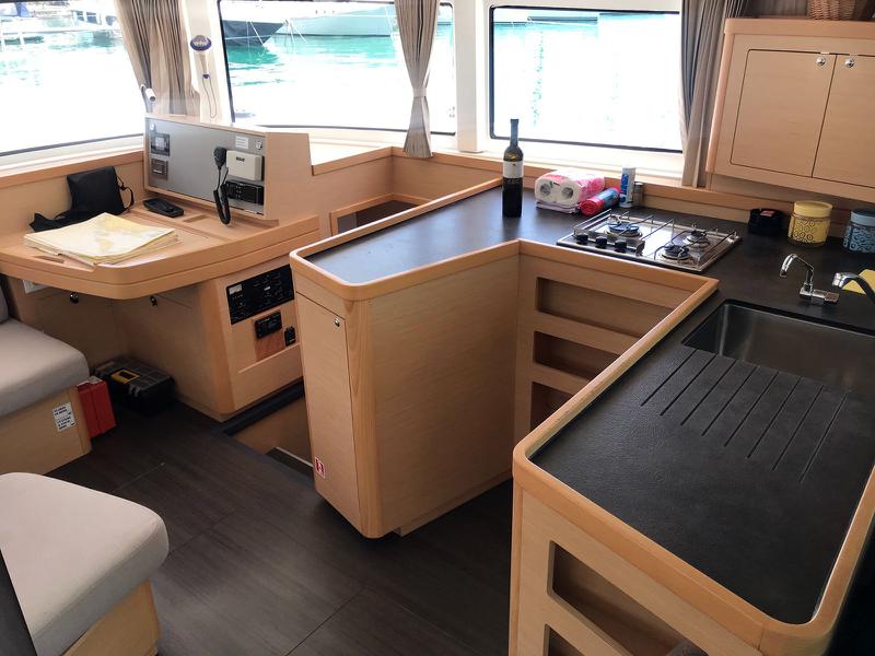 Book yachts online - catamaran - Lagoon 42 owner version - BESO DEL VIENTO - rent