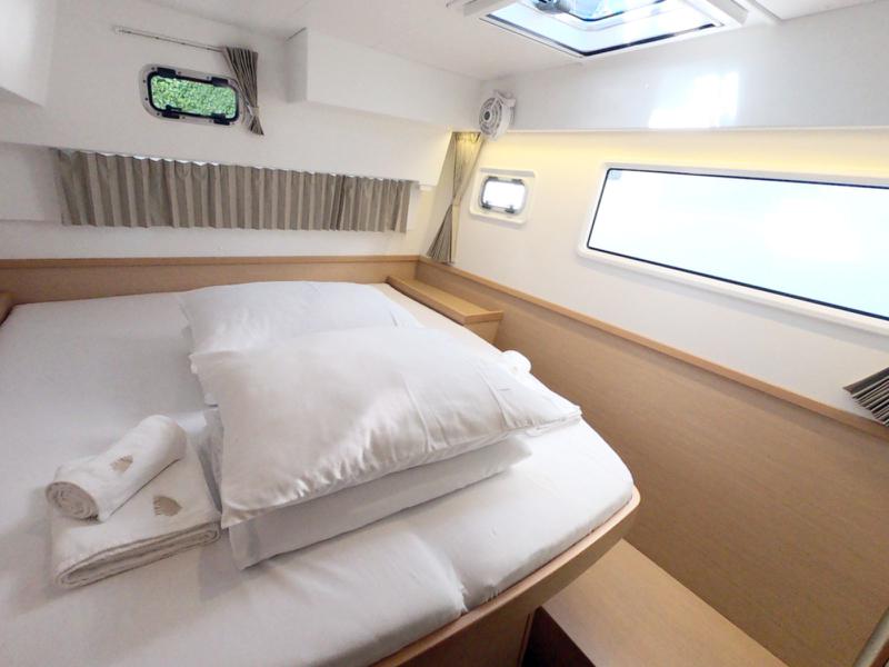 Book yachts online - catamaran - Lagoon 42 - MEERKAT - rent