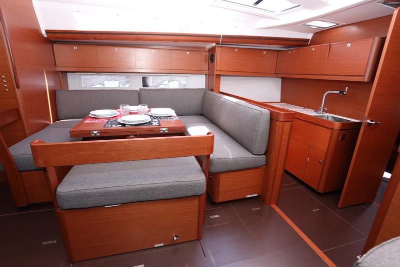 Book yachts online - sailboat - Dufour 520 GL - Su Giudeu - rent