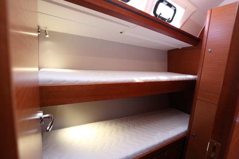 Book yachts online - sailboat - Dufour 520 GL - Su Giudeu - rent