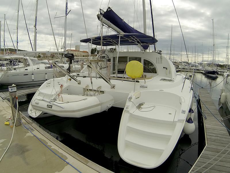 Book yachts online - catamaran - Lagoon 380 S2 - Twixie (Sails 2013, Solar panel) - rent