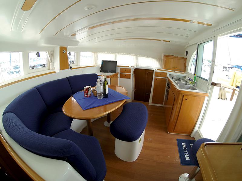 Book yachts online - catamaran - Lagoon 380 S2 - Twixie (Sails 2013, Solar panel) - rent