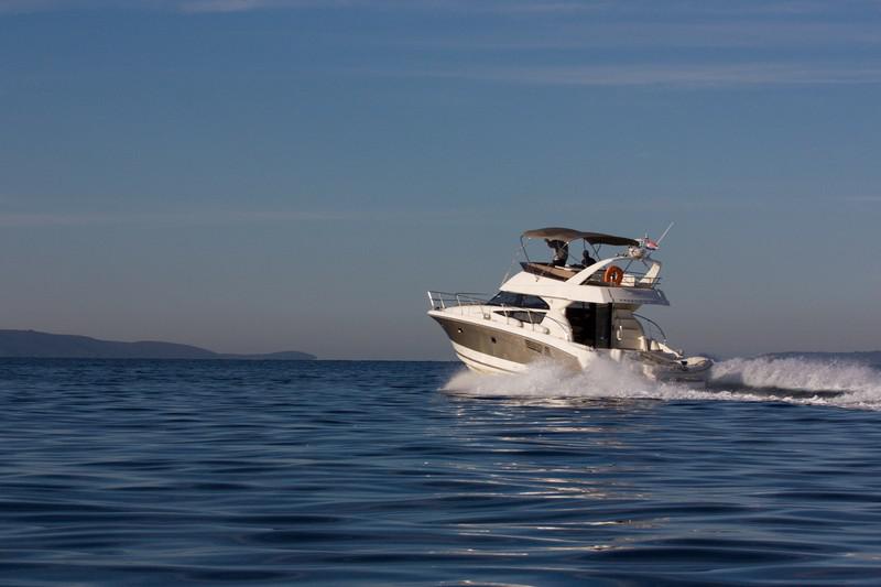Book yachts online - motorboat - Jeanneau Prestige 440 - BIOFARM - rent