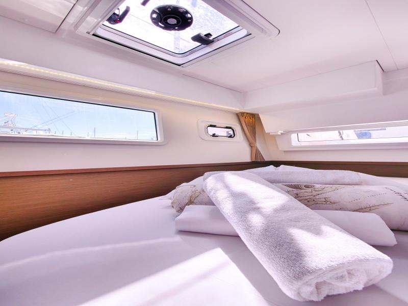 Book yachts online - catamaran - Lagoon 42 - SEA VOYAGER - CREWED - rent