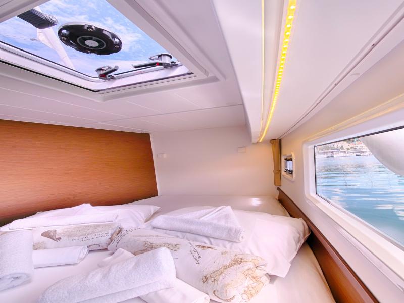 Book yachts online - catamaran - Lagoon 42 - SEA VOYAGER - CREWED - rent