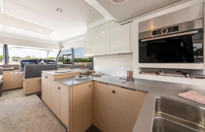 Book yachts online - motorboat - Fountaine Pajot M/Y 40 - BELUGA - rent