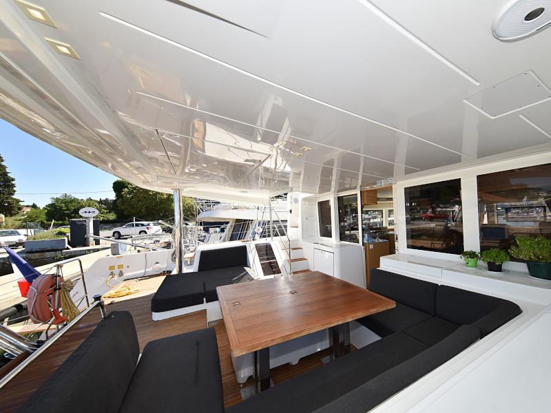 Book yachts online - catamaran - Lagoon 520 Flybridge - Largo Winch - rent