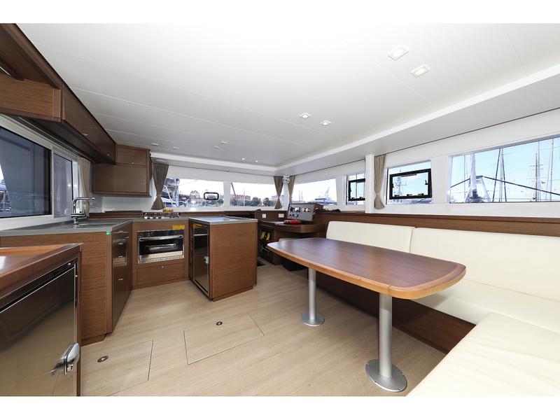 Book yachts online - catamaran - Lagoon 450  Flybridge - LLYN - rent