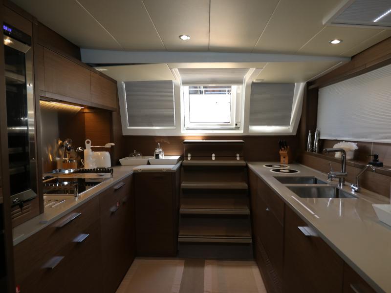 Book yachts online - powercatamaran - Lagoon 630 - Dragò - rent