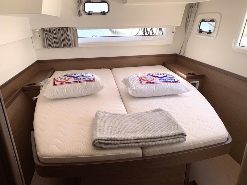 Book yachts online - catamaran - Lagoon 42 - Sea Hawk - rent