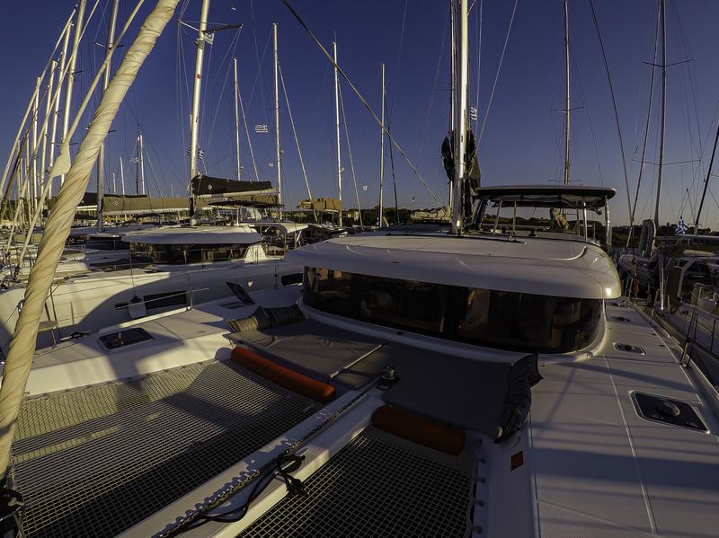 Book yachts online - catamaran - Lagoon 42 - Chamotte - rent