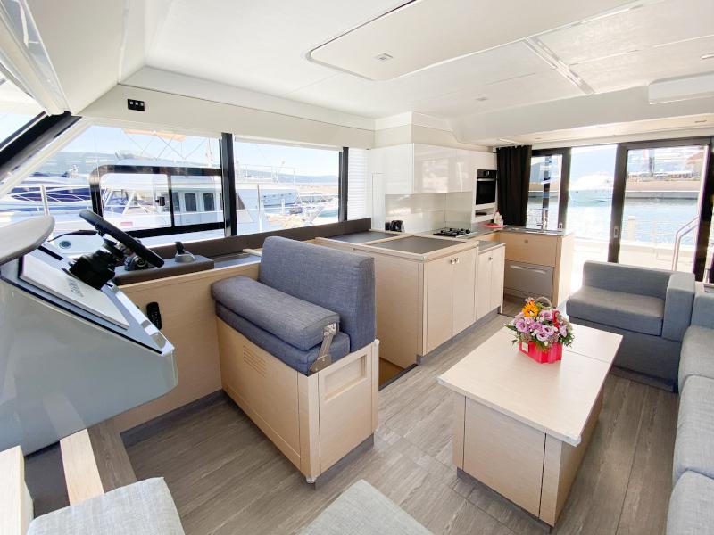 Book yachts online - powercatamaran - MY40 - Pelican - rent