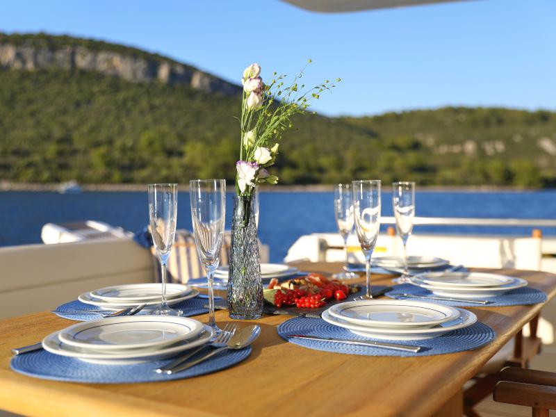 Book yachts online - motorboat - Ferretti 681 - DOMINIQUE - rent