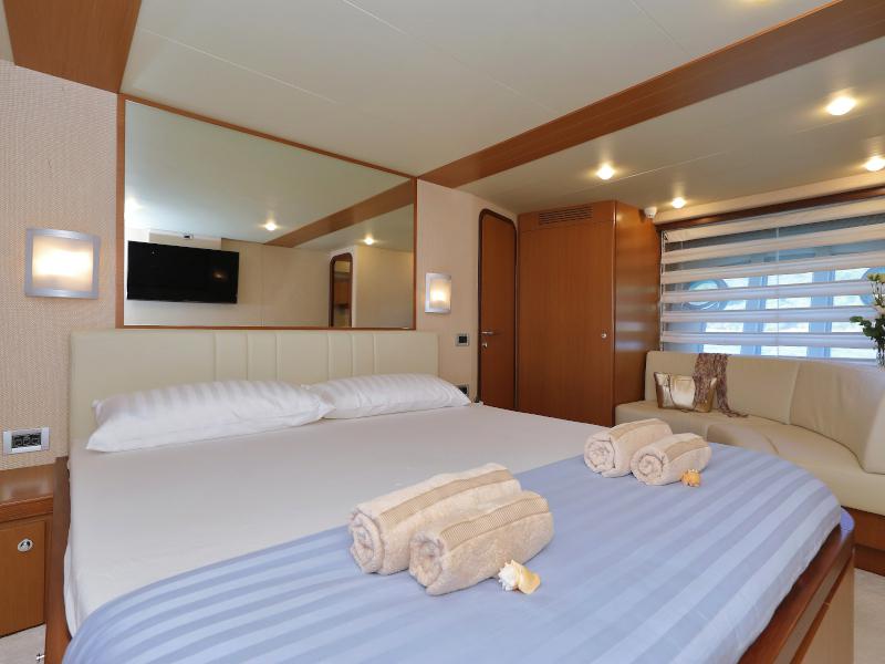 Book yachts online - motorboat - Ferretti 681 - DOMINIQUE - rent