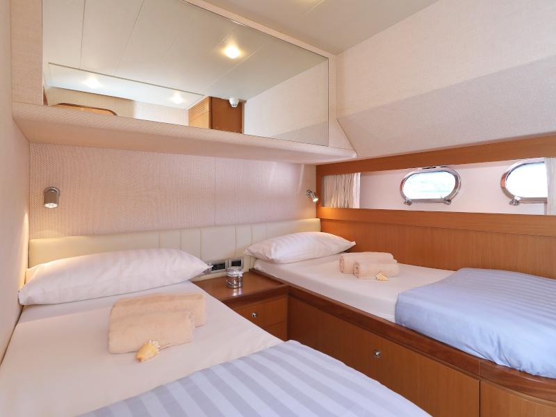 Book yachts online - motorboat - Ferretti 681 - DOMINIQUE - rent