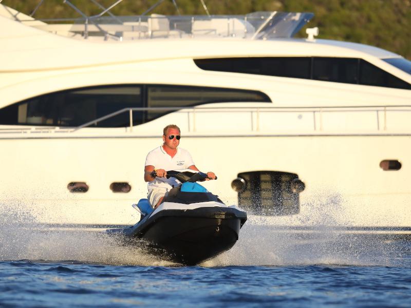 Book yachts online - motorboat - Ferretti 681 - DOMINIQUE - rent