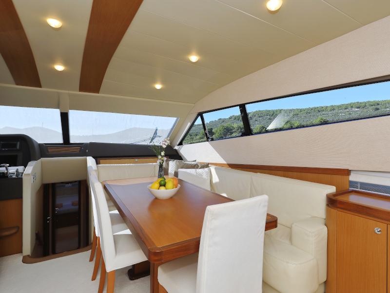 Book yachts online - motorboat - Ferretti 681 - DOMINIQUE - rent