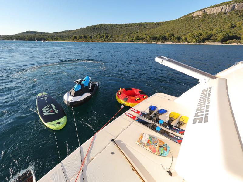 Book yachts online - motorboat - Ferretti 681 - DOMINIQUE - rent