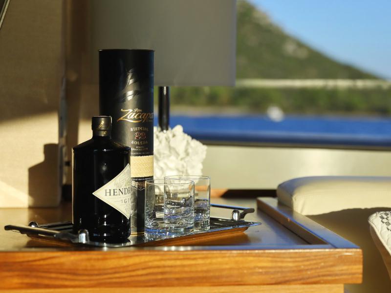 Book yachts online - motorboat - Ferretti 681 - DOMINIQUE - rent