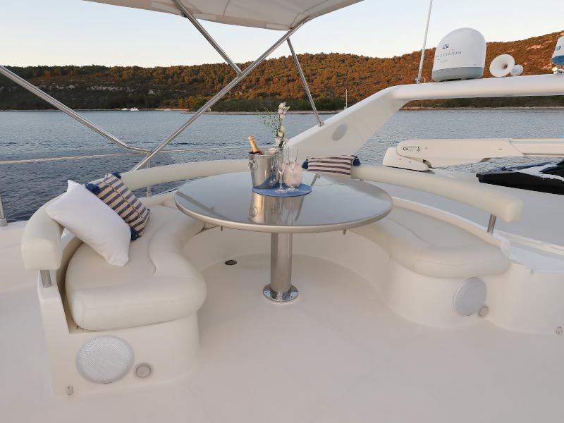 Book yachts online - motorboat - Ferretti 681 - DOMINIQUE - rent