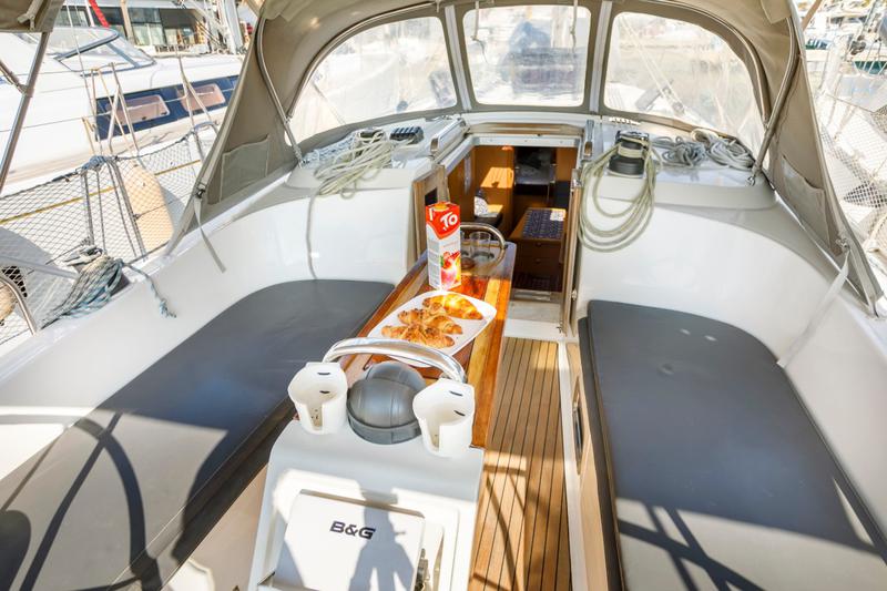 Book yachts online - sailboat - Bavaria 37 Cruiser - Summer Wind - rent