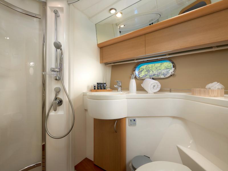 Book yachts online - motorboat - Princess 42 - Touché - rent
