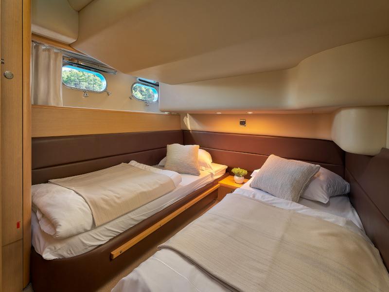 Book yachts online - motorboat - Princess 42 - Touché - rent