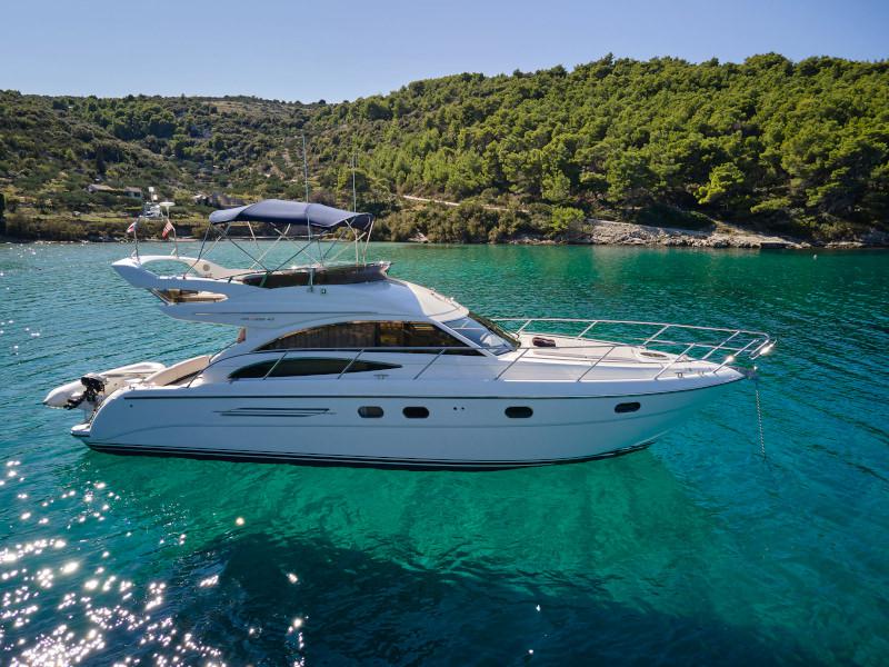 Book yachts online - motorboat - Princess 42 - Touché - rent