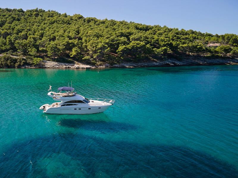 Book yachts online - motorboat - Princess 42 - Touché - rent