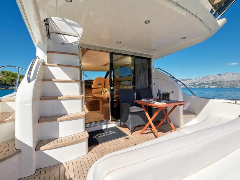 Book yachts online - motorboat - Princess 42 - Touché - rent