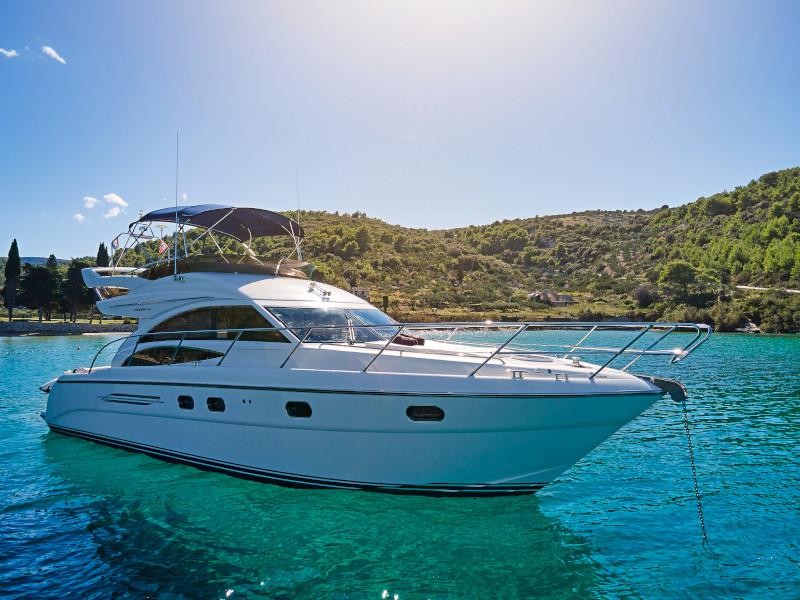 Book yachts online - motorboat - Princess 42 - Touché - rent