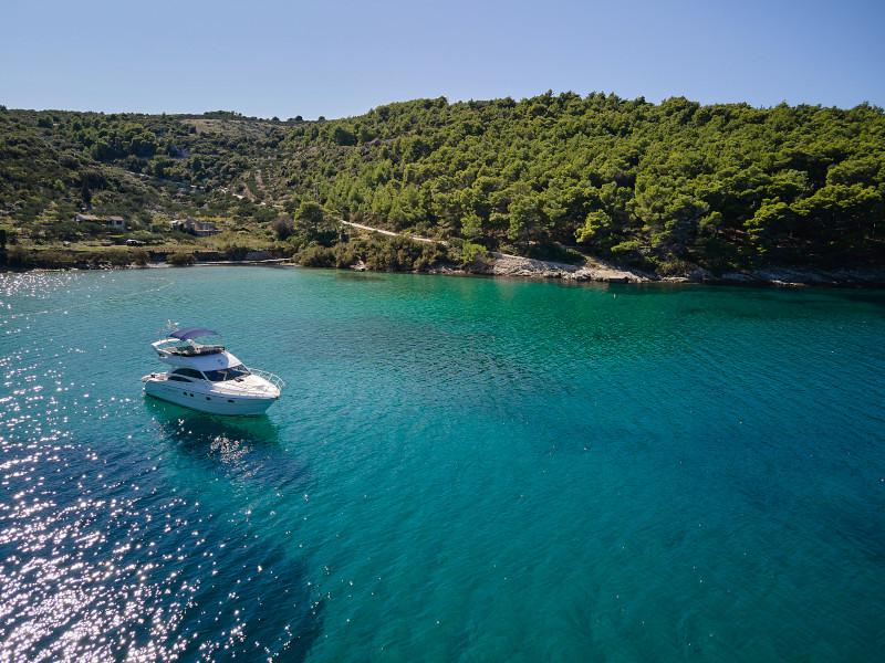 Book yachts online - motorboat - Princess 42 - Touché - rent
