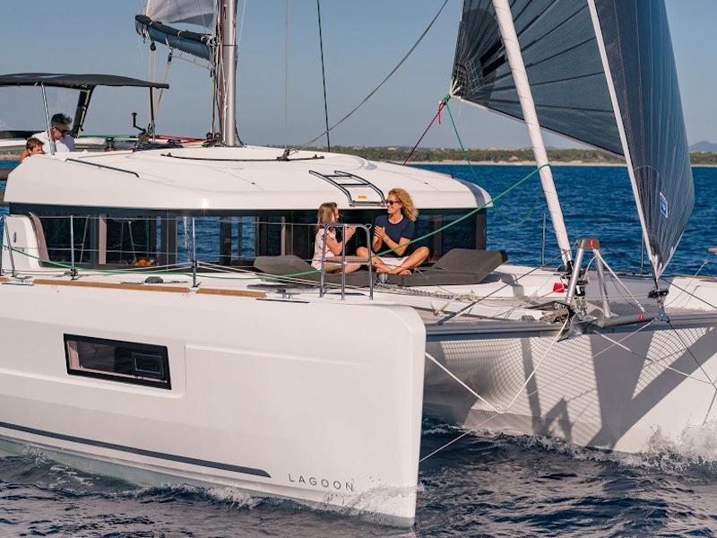 Book yachts online - catamaran - Lagoon 40 - Araponga - rent