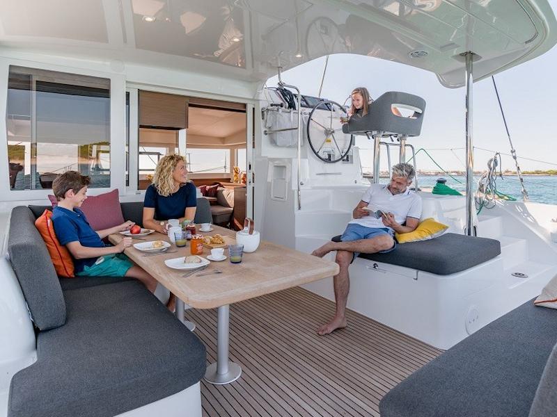 Book yachts online - catamaran - Lagoon 40 - Araponga - rent