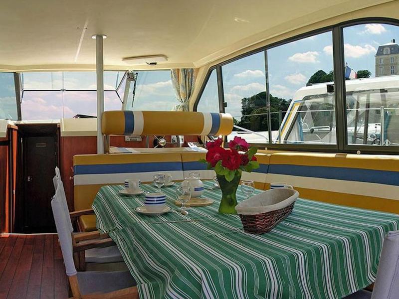 Book yachts online - motorboat - Sedan 1160 N - STEINBOURG FR - rent