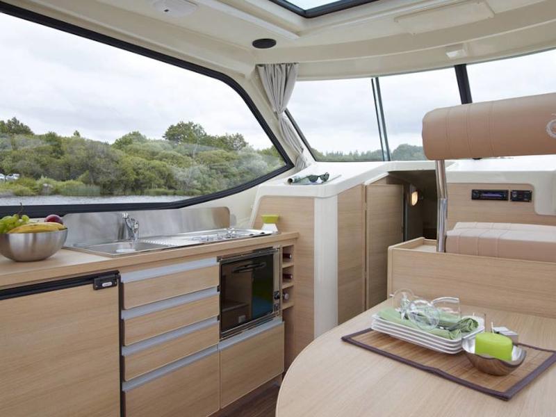 Book yachts online - motorboat - Sedan Primo - LOHR FR - rent