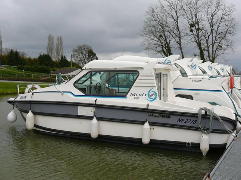 Book yachts online - motorboat - Sedan 800 - SIREUIL FR - rent